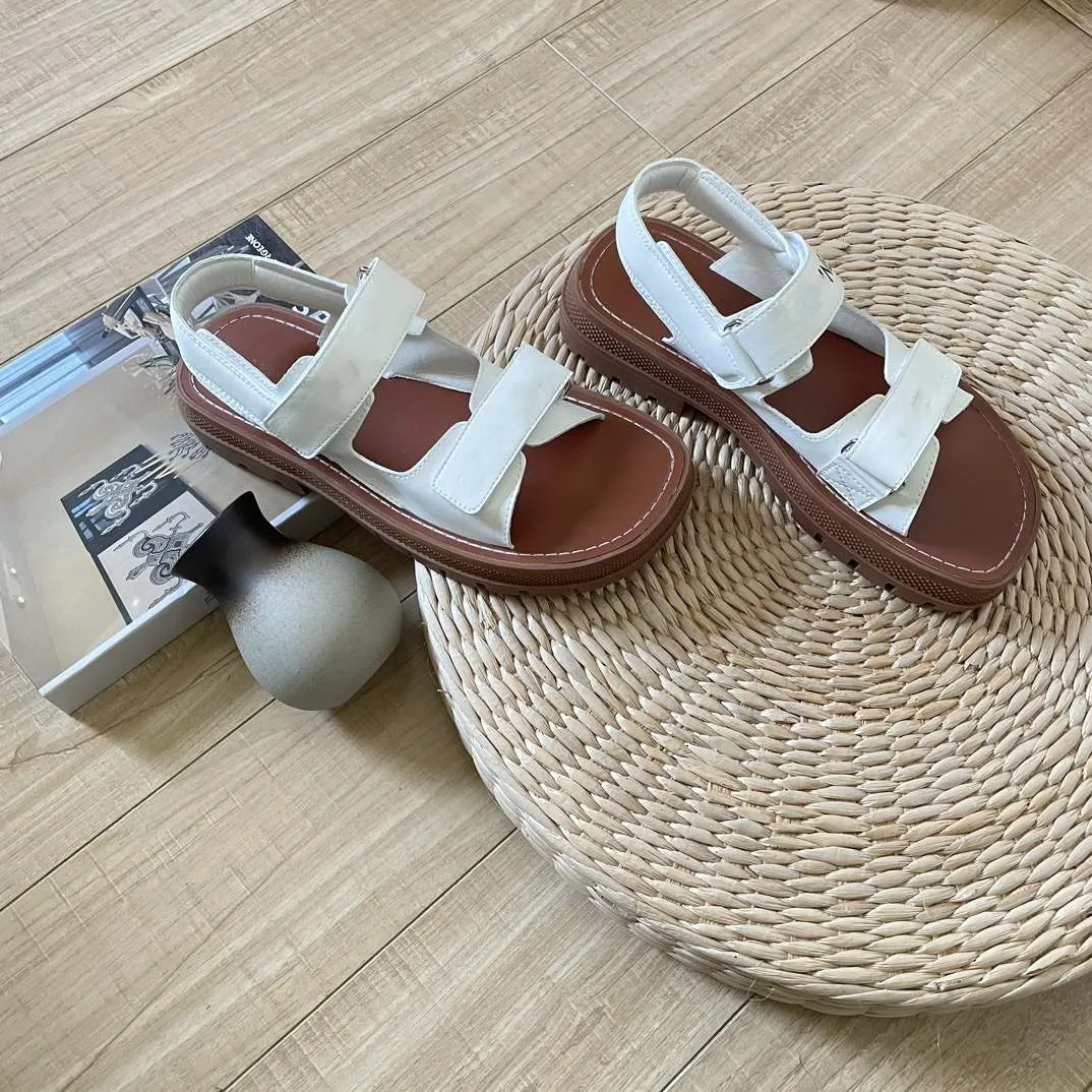 2023 Summer New Letter Sandals Designer Women's Fashion Leather Sole Beach Shoes Simple, Black
2023 Summer New Letter Sandals Designer Women's Fashion Leather Sole Beach Shoes Simple, Black