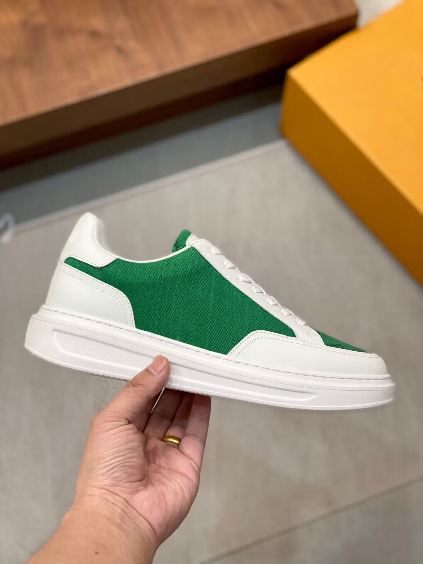 Luxury men Mesh sneaker brand designer casual shoes Time Out leather sneakers outdoor walking flat platform lace up low top runner man size EU38-45
Luxury men Mesh sneaker brand designer casual shoes Time Out leather sneakers outdoor walking flat platform lace up low top runner man size EU38-45