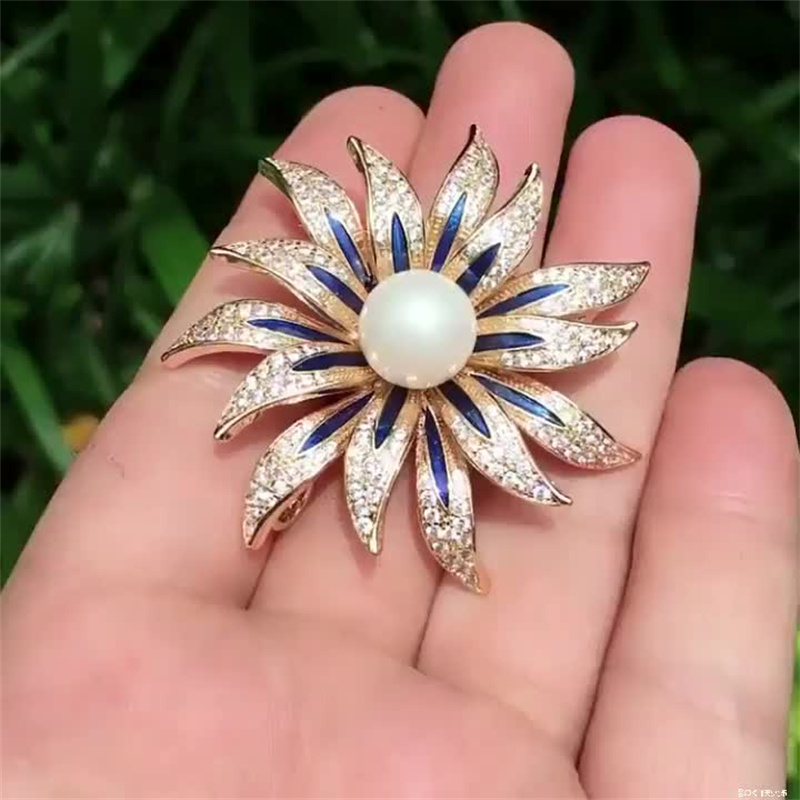 Sunflower brooch high-end temperament big brooch female neckline pin fixed clothes anti-glare creative hundred accessories
Sunflower brooch high-end temperament big brooch female neckline pin fixed clothes anti-glare creative hundred accessories