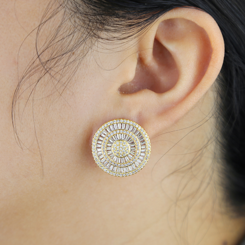 2025 Vintage Classic Iced Out Shield Round Circle Clip Stud Earrings Paved Full Mirco Cubic Zirconia Fashion Hip Hop Women Lady Christmas Gift Jewelry
