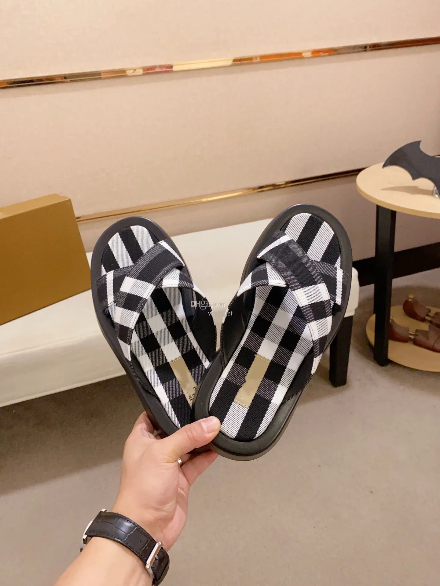 designers summer Men sandal plaid canvas leather luxury design Electric sandals strap flats Comfortable soft leather sandalies light sole 38-45
designers summer Men sandal plaid canvas leather luxury design Electric sandals strap flats Comfortable soft leather sandalies light sole 38-45