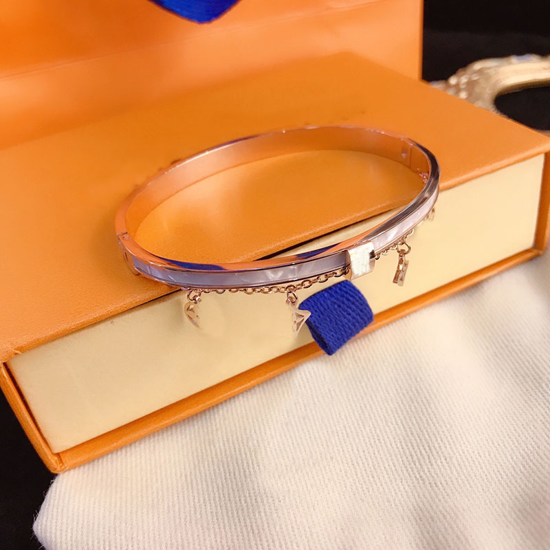 Designer Letter Shell Jewelry Bracelets Gold plated Bangle Faux Leather 18K Gold Plated Stainless steel Wristband Cuff Fashion Jewelry Accessories
Designer Letter Shell Jewelry Bracelets Gold plated Bangle Faux Leather 18K Gold Plated Stainless steel Wristband Cuff Fashion Jewelry Accessories
