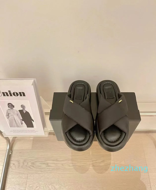 Designer-2023 Summer Slippers Women's Fashion Versatile Cross Slippers Bread Sandal Slippers Simple Cloud Beach Shoes, Black
Designer-2023 Summer Slippers Women's Fashion Versatile Cross Slippers Bread Sandal Slippers Simple Cloud Beach Shoes, Black