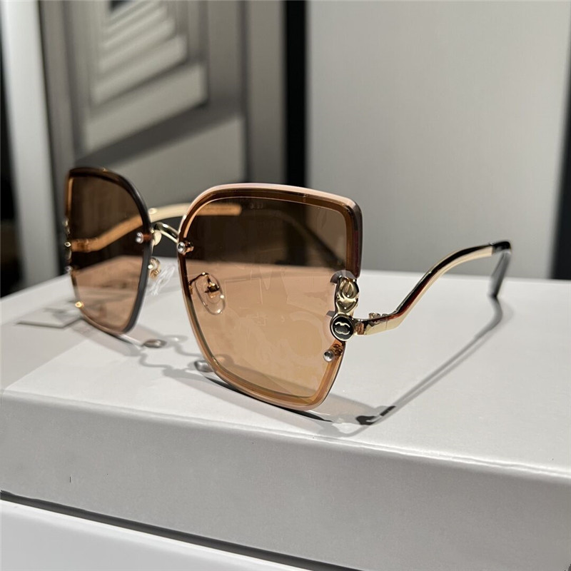 Designer Sunglasses For Women Men Cat Eye Model Eyewear Special UV 400 Protection Letters Big Leg Double Beam Frame Outdoor Design High Alloy Women Sunglasses
Designer Sunglasses For Women Men Cat Eye Model Eyewear Special UV 400 Protection Letters Big Leg Double Beam Frame Outdoor Design High Alloy Women Sunglasses