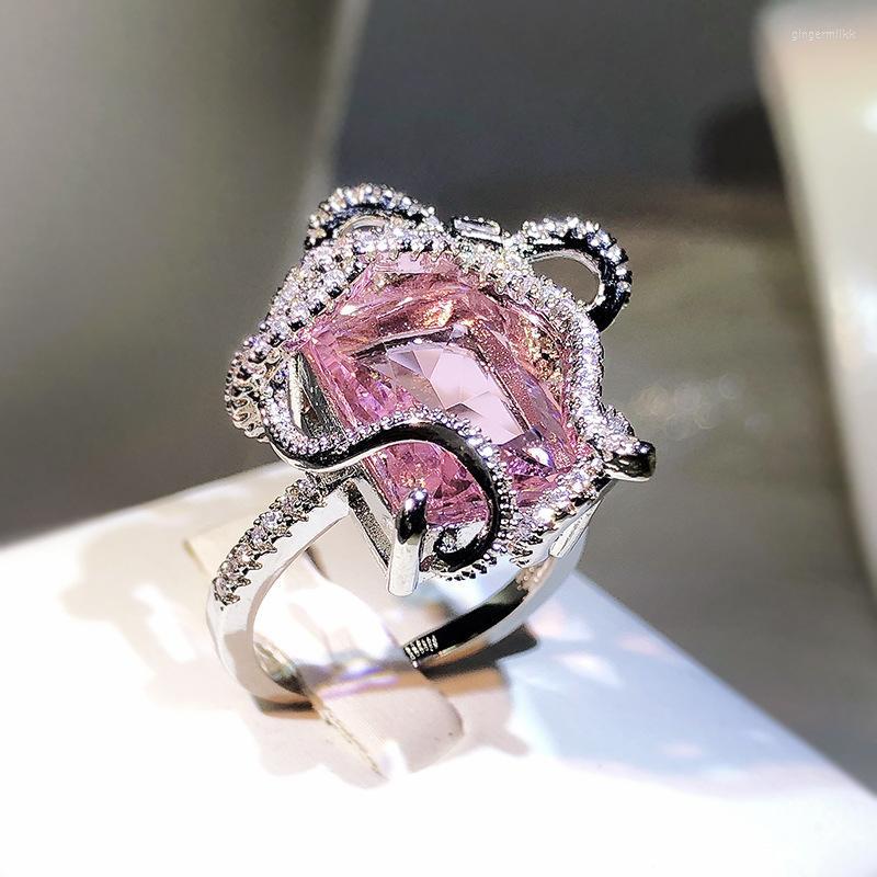 Cluster Rings 2023 Classic Temperament Pink Sapphire Ring Micro Set Zircon Geometry Fashion Ladies Wedding Party Jewelry Gift
Cluster Rings 2023 Classic Temperament Pink Sapphire Ring Micro Set Zircon Geometry Fashion Ladies Wedding Party Jewelry Gift