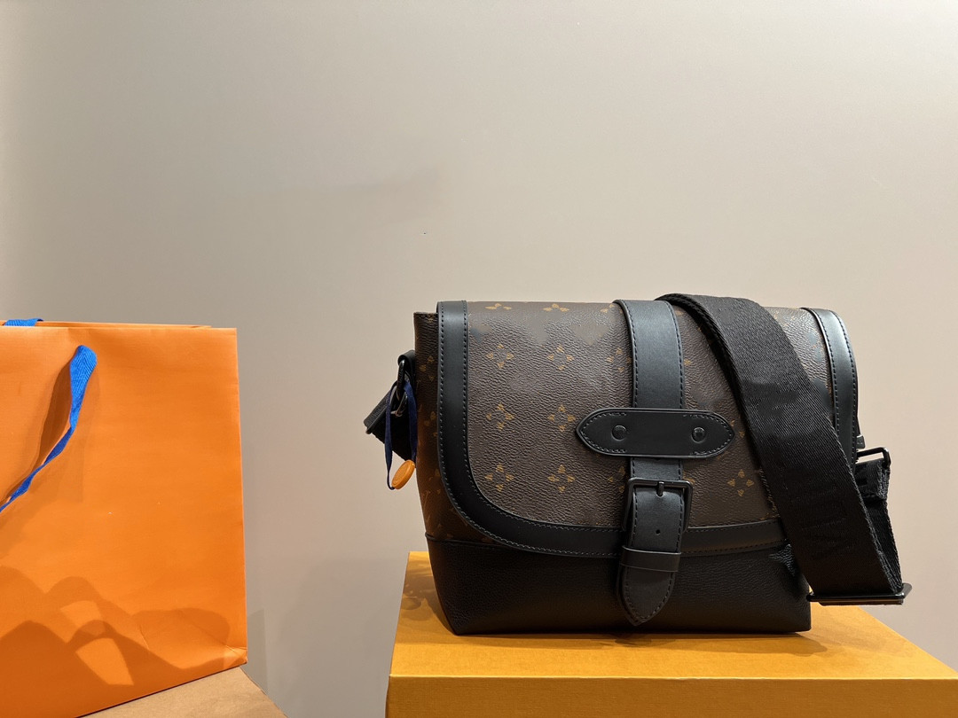 CC 248031 SAUMUR Messenger Mens Shoulder Bag Canvas Leather Cross Body Eclipse Black Purse Men Luxurys Messenger Bags Handbag
CC 248031 SAUMUR Messenger Mens Shoulder Bag Canvas Leather Cross Body Eclipse Black Purse Men Luxurys Messenger Bags Handbag