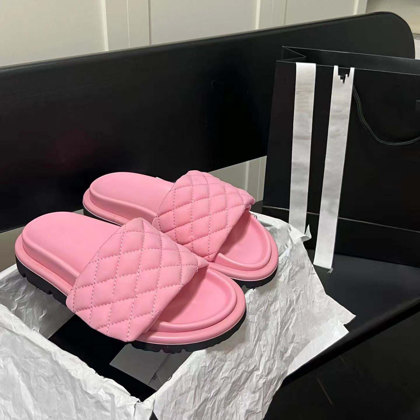 Designer Slippers Women Slippers men black Scuff Flat Sandals Pool Pillow Mules Sunset Padded Front Strap Fashionable Easy-to-wear Style, Pink
Designer Slippers Women Slippers men black Scuff Flat Sandals Pool Pillow Mules Sunset Padded Front Strap Fashionable Easy-to-wear Style, Pink