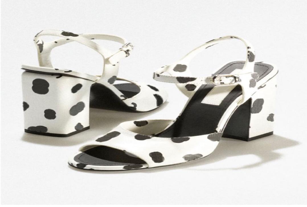 AAAAA Women Mules C slippers Sandals Pearls Sliders Stuffies Top Quality Lambskin Black White Flat Slippers Ladies Beach Rubber F4449850, Red
AAAAA Women Mules C slippers Sandals Pearls Sliders Stuffies Top Quality Lambskin Black White Flat Slippers Ladies Beach Rubber F4449850, Red