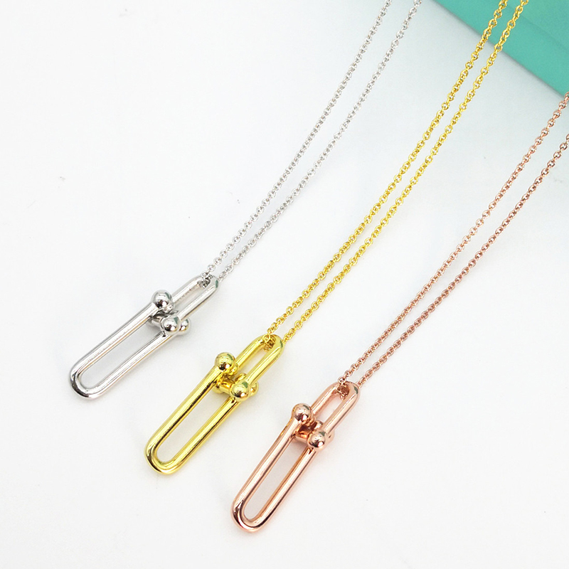 Silver Luxurys U diamond Pendants Designer Horseshoe Necklace Female Fashion hot Couple U Chain Necklaces Charm Jewelry earrings hardwear set for Girls Love Gift
Silver Luxurys U diamond Pendants Designer Horseshoe Necklace Female Fashion hot Couple U Chain Necklaces Charm Jewelry earrings hardwear set for Girls Love Gift
