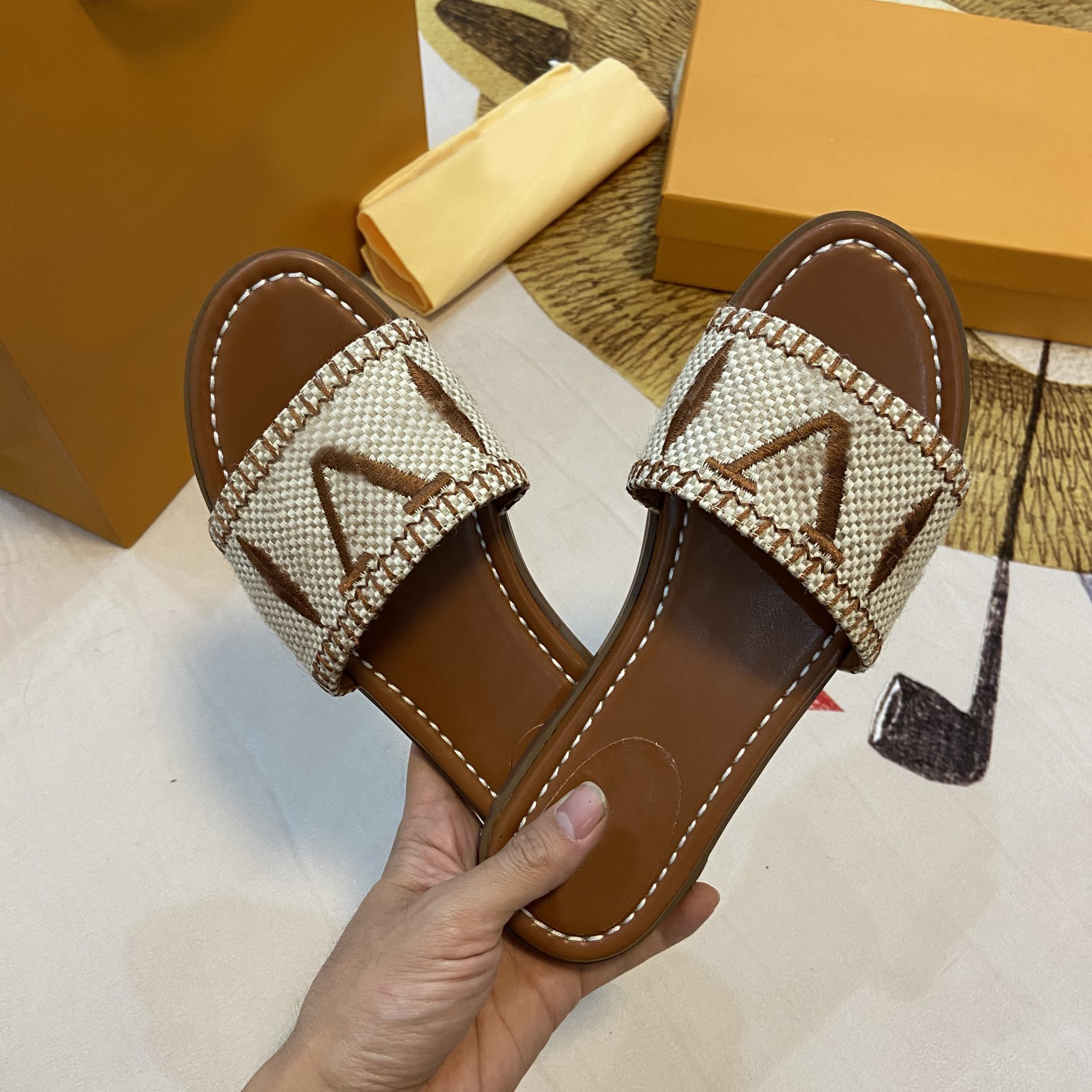 2023 women L embroidery slippers banquet LOGO flat canvas leather Slides shoes pp Raffia straw summer mule flip flops multicolor flat heel Mule letter Size 35-42, Lvt4133
2023 women L embroidery slippers banquet LOGO flat canvas leather Slides shoes pp Raffia straw summer mule flip flops multicolor flat heel Mule letter Size 35-42, Lvt4133