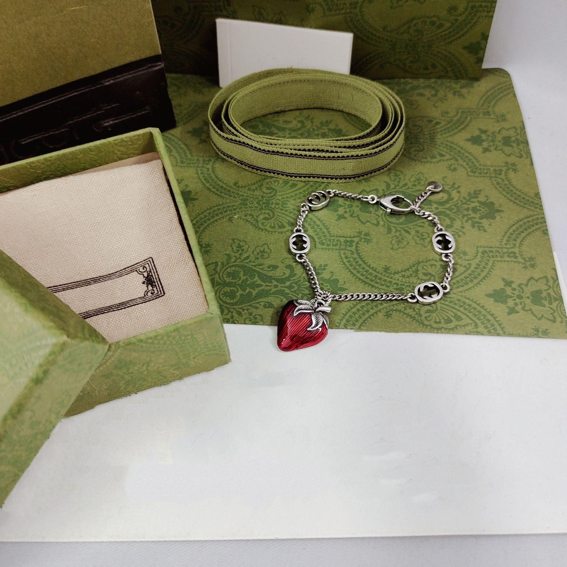 Women's Cute Strawberry Love Chain Bracelet, Couple Personalized Fashion Bracelets For Men And Women, Engagement Jewellery Gift
Women's Cute Strawberry Love Chain Bracelet, Couple Personalized Fashion Bracelets For Men And Women, Engagement Jewellery Gift