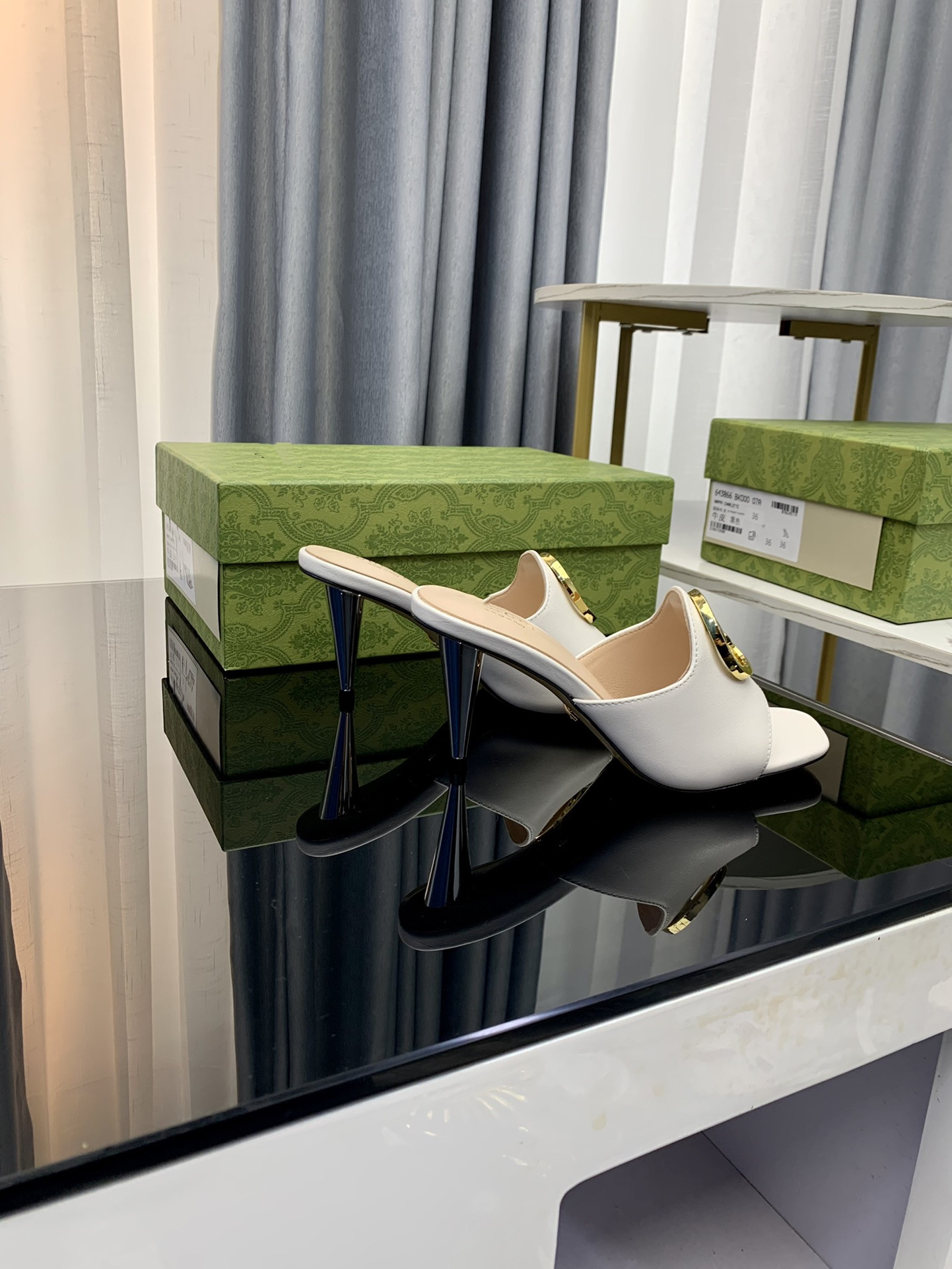 2023 designer's latest fashion women's sandals new high heels 34-42 metal buckle luxury
2023 designer's latest fashion women's sandals new high heels 34-42 metal buckle luxury