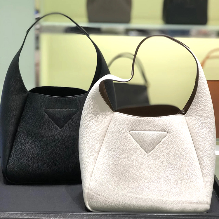 Designer basket Cowhide Triangle the tote bag prad crossbody handbag shoulder Bag Metal fittings Magnetic snap closure hand bag Womens Mens Luxury clutch bags, Black
Designer basket Cowhide Triangle the tote bag prad crossbody handbag shoulder Bag Metal fittings Magnetic snap closure hand bag Womens Mens Luxury clutch bags, Black