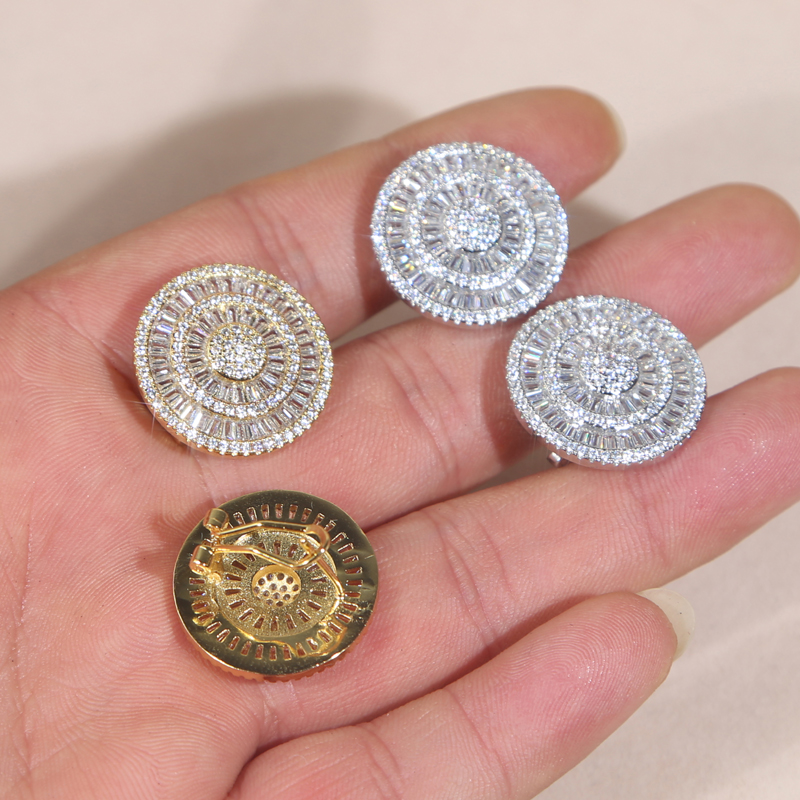 2025 Vintage Classic Iced Out Shield Round Circle Clip Stud Earrings Paved Full Mirco Cubic Zirconia Fashion Hip Hop Women Lady Christmas Gift Jewelry