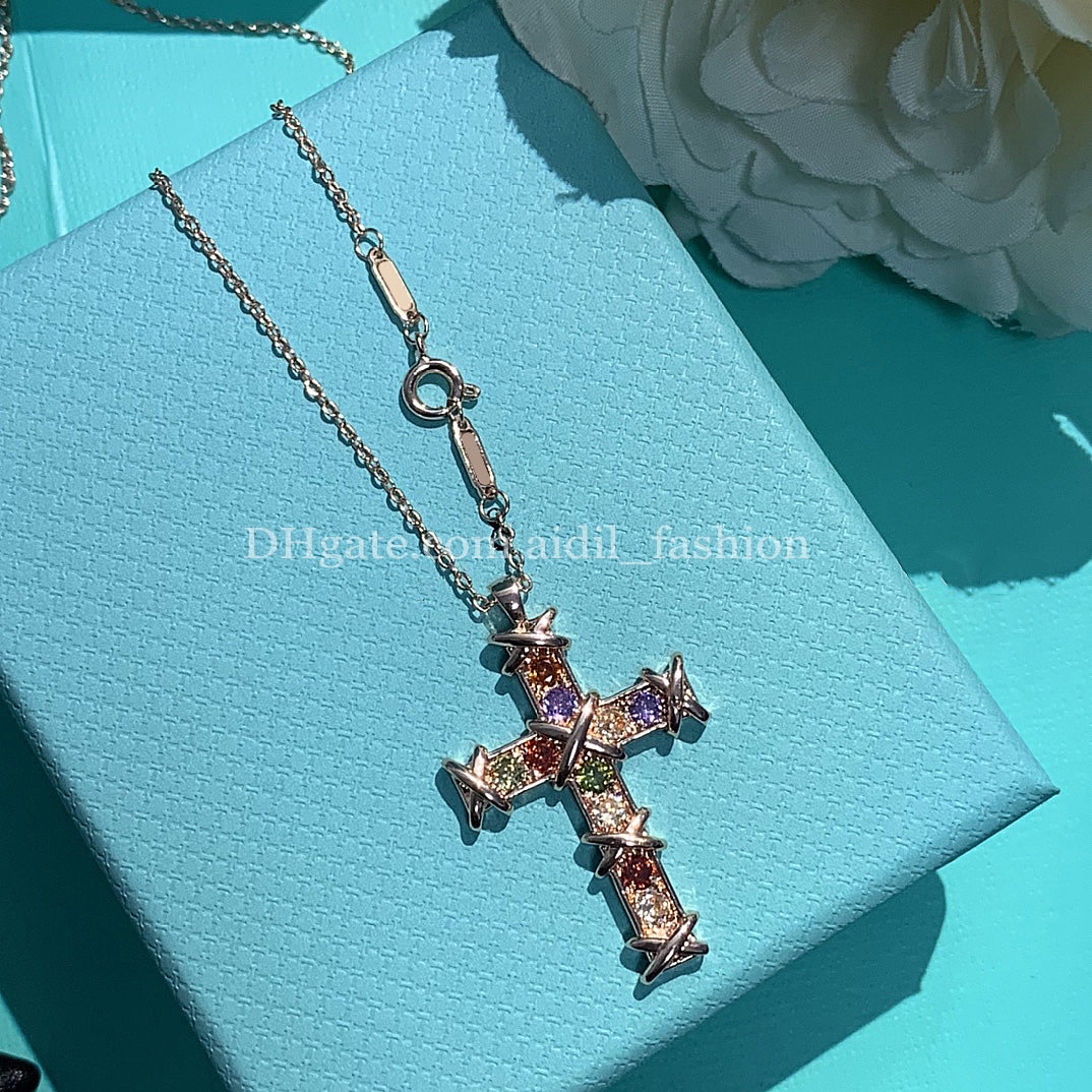 Women Cross Necklace Designer Diamond Pendant Necklaces Luxury Gold Chain Necklaces High Quality Women Jewelry Set With Box
Women Cross Necklace Designer Diamond Pendant Necklaces Luxury Gold Chain Necklaces High Quality Women Jewelry Set With Box
