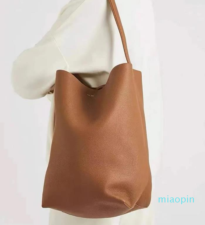 2023-Small and versatile new tote bag bucket bag large capacity single shoulder portable real leather handbag, Brown
2023-Small and versatile new tote bag bucket bag large capacity single shoulder portable real leather handbag, Brown