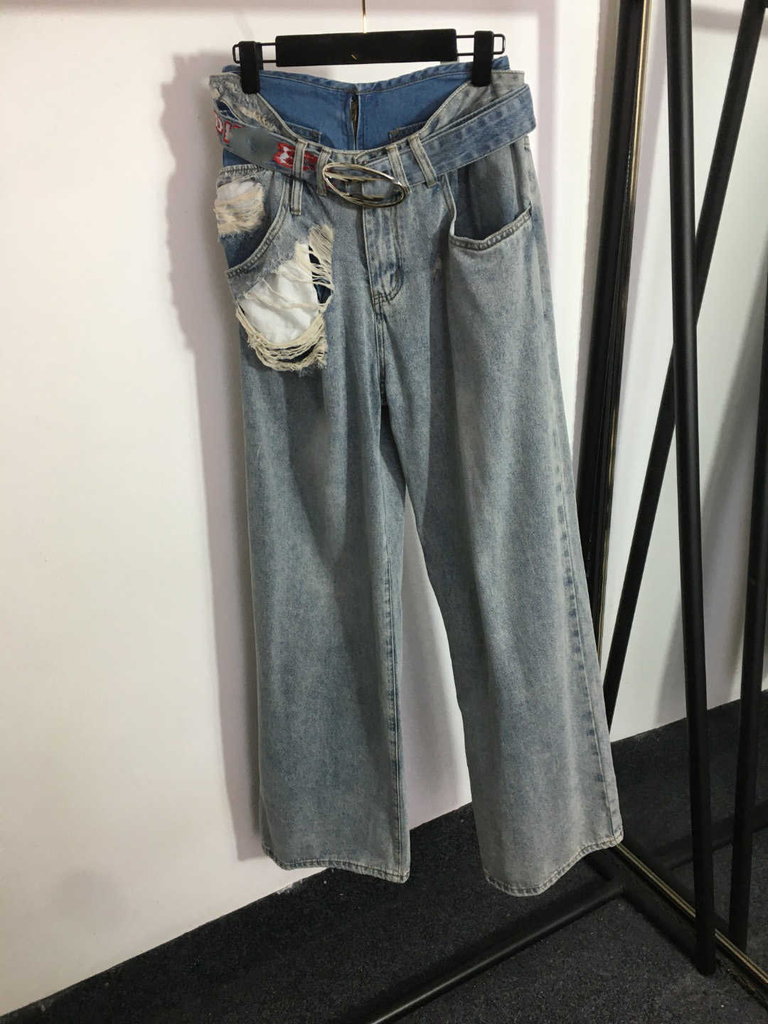 23ss designer women jeans Womens Pants Denim jeans Fashion Ripped shorts splicing fake two pieces custom letter belt fashion tide denim trousers womens clothing
23ss designer women jeans Womens Pants Denim jeans Fashion Ripped shorts splicing fake two pieces custom letter belt fashion tide denim trousers womens clothing