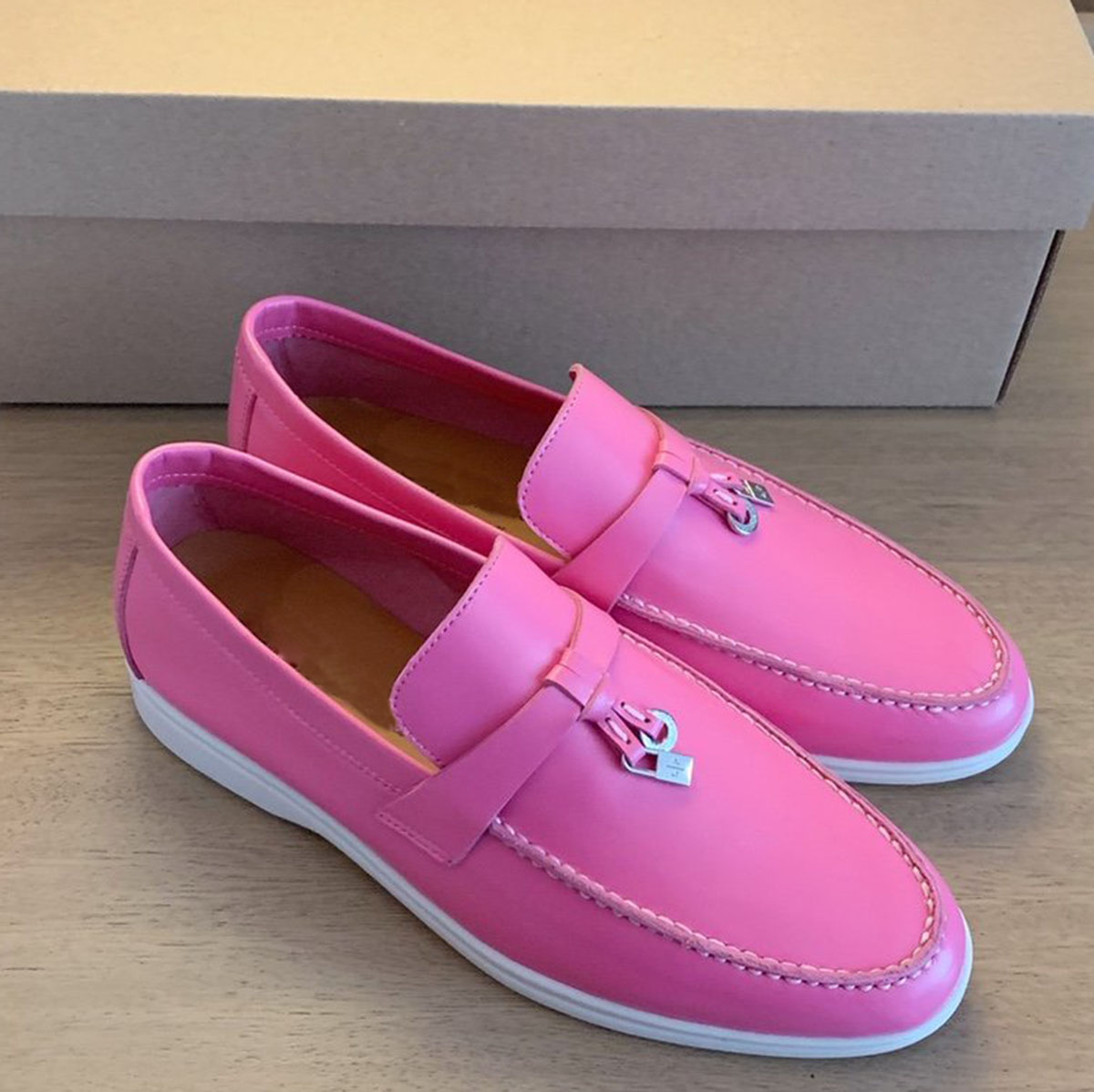 LP PIANA Couples Flattie Summer Charms Walk Flat heels loafers Moccasins Women or men Luxury Designers Genuine leather casual slip on Dress shoes factory footwear, Sky blue
LP PIANA Couples Flattie Summer Charms Walk Flat heels loafers Moccasins Women or men Luxury Designers Genuine leather casual slip on Dress shoes factory footwear, Sky blue