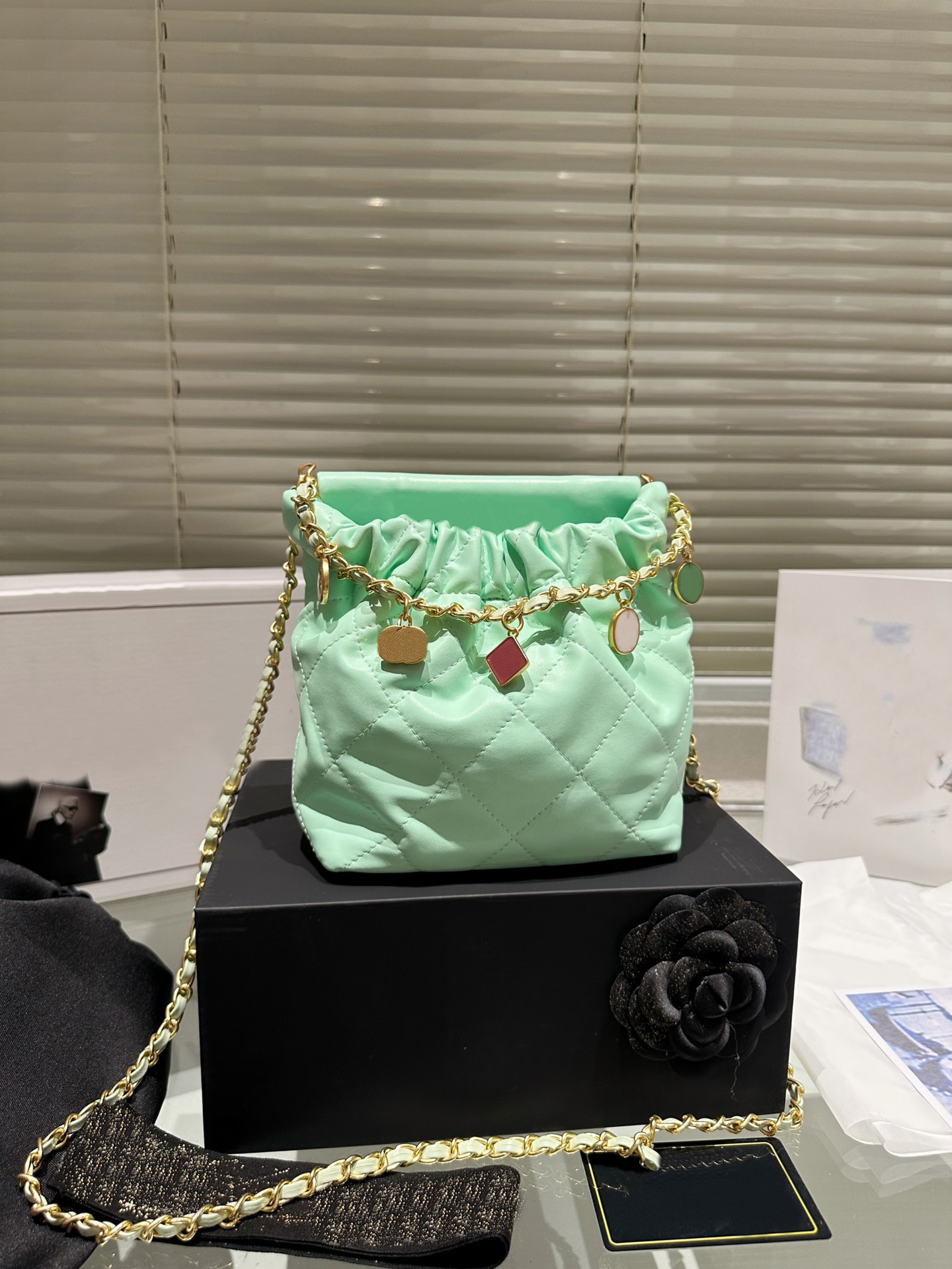 TZ 23p Luxurys Lambskin handbags Pendant Gem Bucket Bag Handheld Mini Tote Bag Women Shoulder Crossbody bags Golden Chain Strap shopping bag lady totes purses 16 16CM, White
TZ 23p Luxurys Lambskin handbags Pendant Gem Bucket Bag Handheld Mini Tote Bag Women Shoulder Crossbody bags Golden Chain Strap shopping bag lady totes purses 16 16CM, White