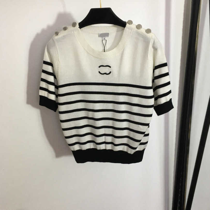 23ss womens designer clothing Womens Knits logo Embroidery Shoulder button Bump color striped short sleeve sweater top High quality womens clothes a1
23ss womens designer clothing Womens Knits logo Embroidery Shoulder button Bump color striped short sleeve sweater top High quality womens clothes a1