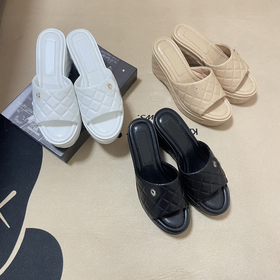 Interlocking C Women Platform Wedges 8.5cm Slippers Designer Sandals Plaid Quilted Texture Gold-tone Metal Slide Leather Lady Summer Beach Shoe Flip Flops, Chel4125
Interlocking C Women Platform Wedges 8.5cm Slippers Designer Sandals Plaid Quilted Texture Gold-tone Metal Slide Leather Lady Summer Beach Shoe Flip Flops, Chel4125