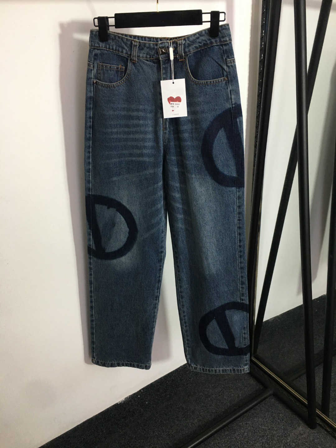 23ss Denim jeans Womens Pants designer women jeans Alphabet high-waisted denim pants Straight leg pants high-waisted denim trousers high quality womens clothing
23ss Denim jeans Womens Pants designer women jeans Alphabet high-waisted denim pants Straight leg pants high-waisted denim trousers high quality womens clothing