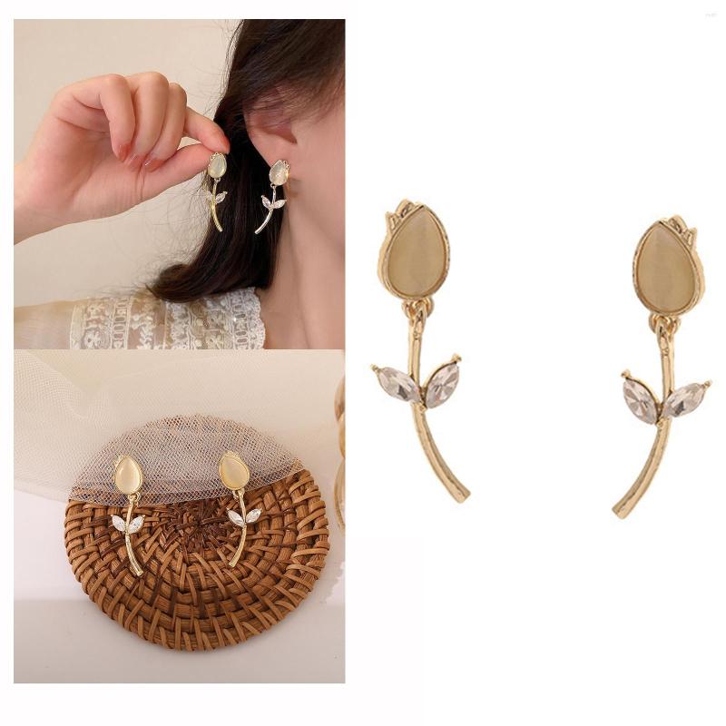 Hoop Earrings Flower Refraction Craft Temperament Long Studs Elegant All Matching
Hoop Earrings Flower Refraction Craft Temperament Long Studs Elegant All Matching