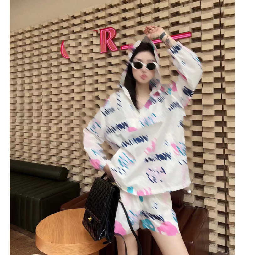 23ss Sun protection set women short sets womens designer clothing full logo printing hooded Half zipper long sleeve top tightness shorts set Women Clothes a1, 14
23ss Sun protection set women short sets womens designer clothing full logo printing hooded Half zipper long sleeve top tightness shorts set Women Clothes a1, 14