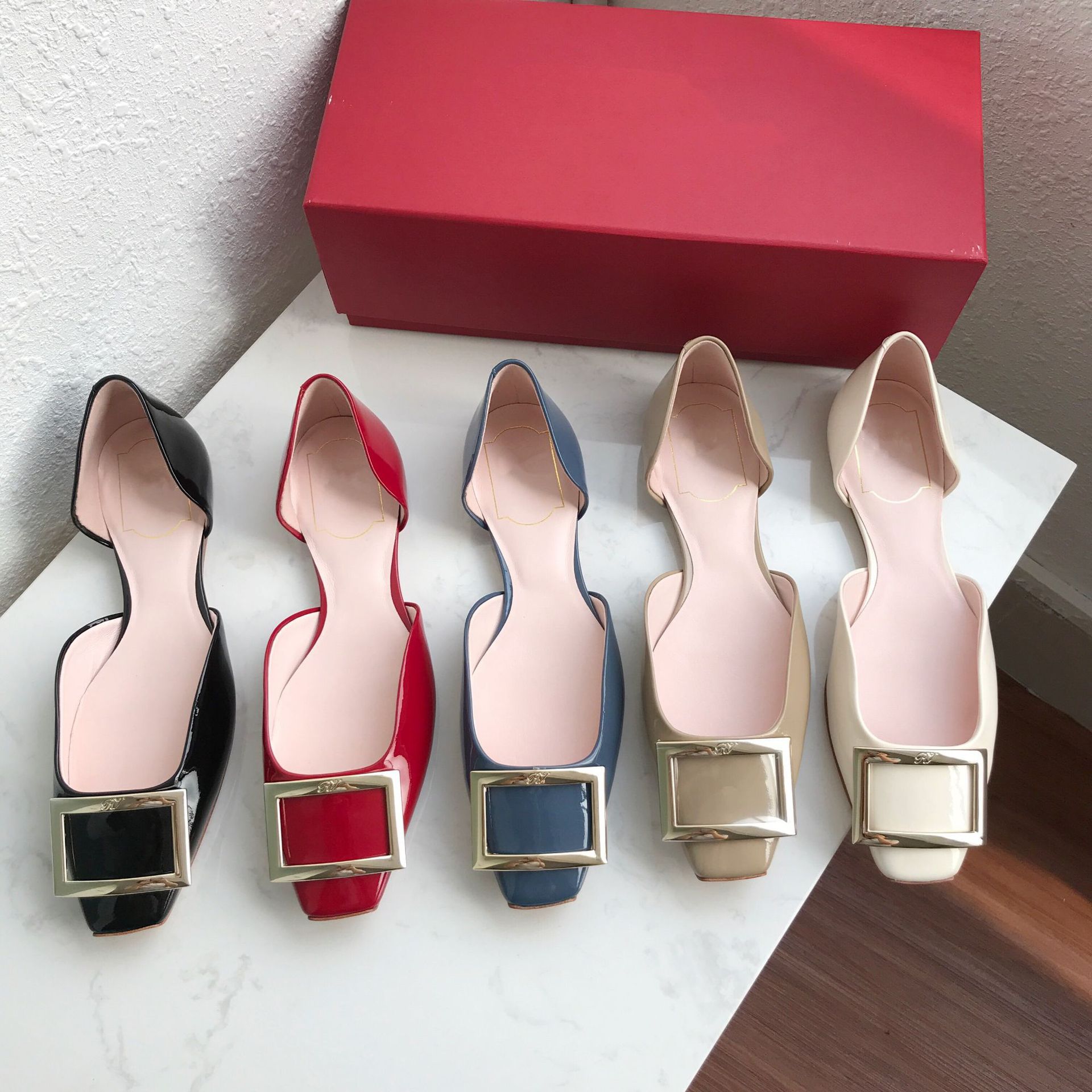 Patent Leather Chips Flat Sandal FOR Women Lady Big Square Gold Buckle BALLERINA Ballet FLATS Slip On Flat Mule Slides Dress Shoes Branded Logo Rogers V Sneaker Loafer, S41902
Patent Leather Chips Flat Sandal FOR Women Lady Big Square Gold Buckle BALLERINA Ballet FLATS Slip On Flat Mule Slides Dress Shoes Branded Logo Rogers V Sneaker Loafer, S41902