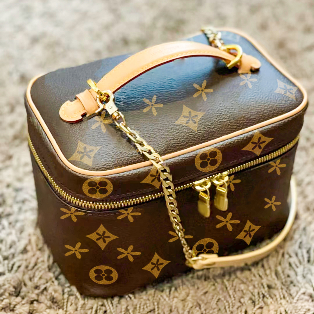 Fashion nice bb vanity Shoulder bag M41178 luxury tote handbag Women designer wash pouch make up case wallets louvis toiletry makeup sling lady clutch cosmetic bags, M0n0gram -14 cm
Fashion nice bb vanity Shoulder bag M41178 luxury tote handbag Women designer wash pouch make up case wallets louvis toiletry makeup sling lady clutch cosmetic bags, M0n0gram -14 cm