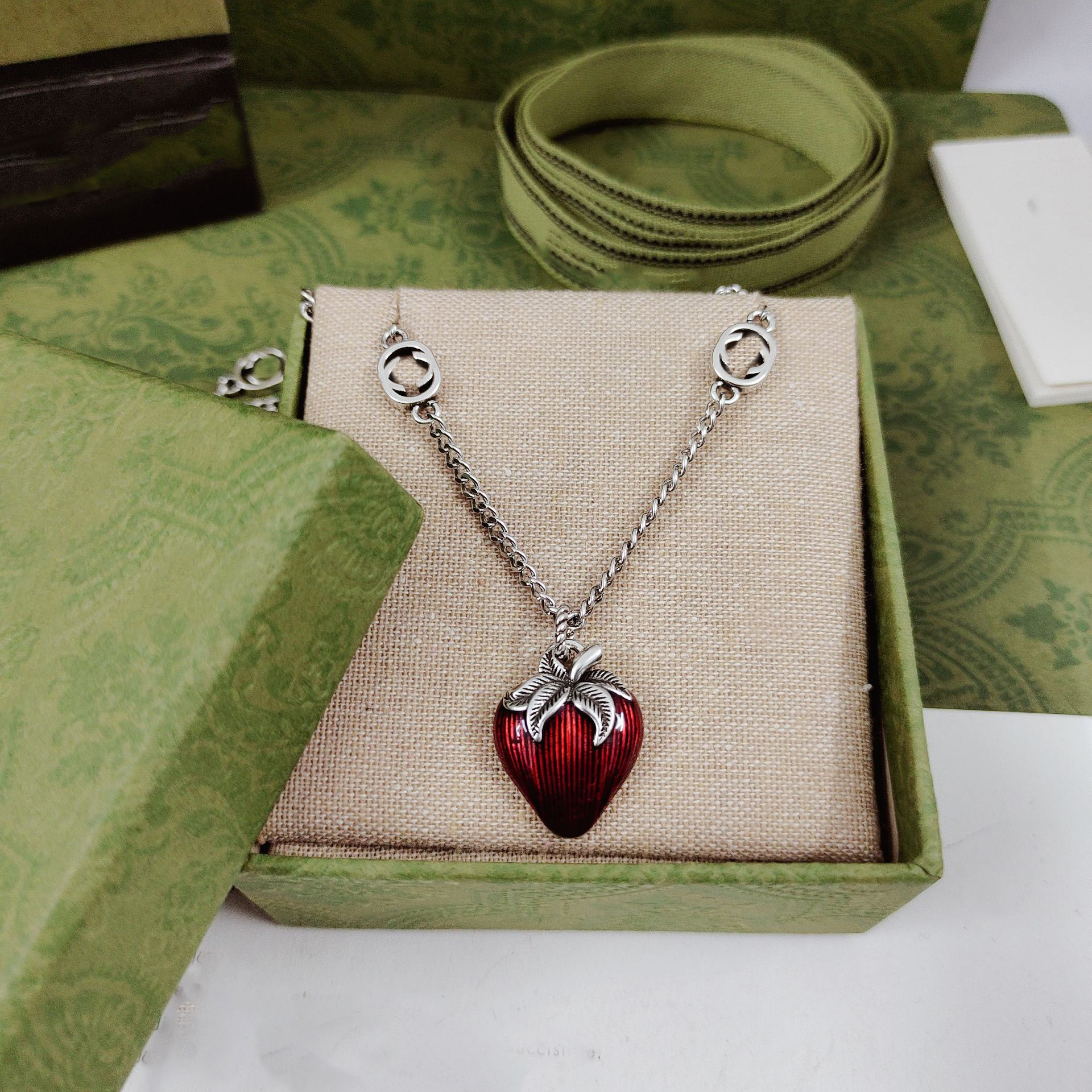 Women's Vintage Enamel Pendant Necklace, Couple Small Red Heart Collarbone Chain, White Valentine's Day Must-Have Gift
Women's Vintage Enamel Pendant Necklace, Couple Small Red Heart Collarbone Chain, White Valentine's Day Must-Have Gift