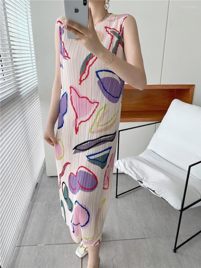 Casual Dresses Miyake Pleated 2023 Summer Beach Print Dress Sleeveless Long Straight A-line Vest, White
Casual Dresses Miyake Pleated 2023 Summer Beach Print Dress Sleeveless Long Straight A-line Vest, White