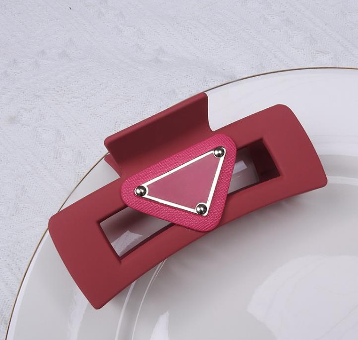 High-end Barrettes Inverted Triangle Letter Large Square Frosted Grip Factory Wholesale Double-Sided Label
High-end Barrettes Inverted Triangle Letter Large Square Frosted Grip Factory Wholesale Double-Sided Label
