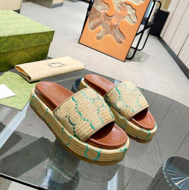 Luxury brand sandals and slippers explosions solid color flat heel leisure thickened outside wearing a sense of stepping on the stool to increase cake slippers., Dark green
Luxury brand sandals and slippers explosions solid color flat heel leisure thickened outside wearing a sense of stepping on the stool to increase cake slippers., Dark green