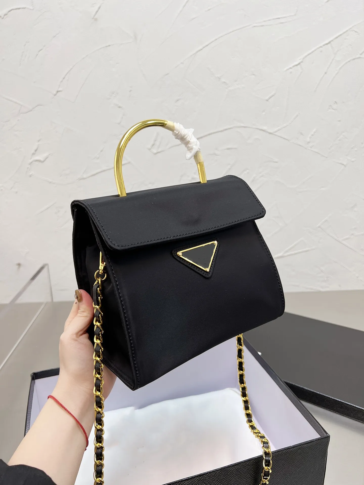 Designer Handbag Bags metal chain gold silver women bag Flip cover diagonal Messenger
Designer Handbag Bags metal chain gold silver women bag Flip cover diagonal Messenger