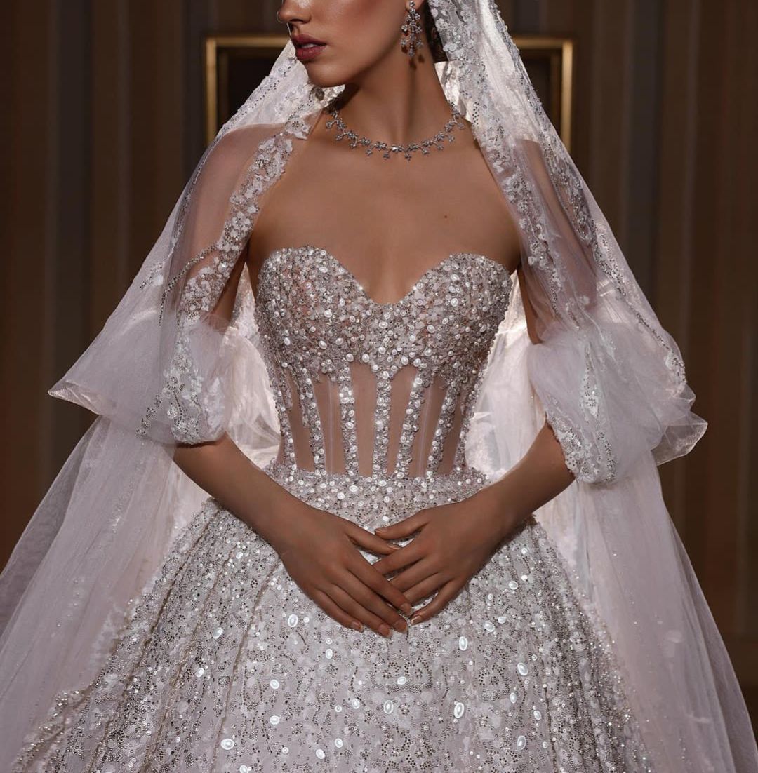 Elegant Ball Gown Wedding Dresses Sleeveless V Neck Sequins Applique Lace Ruffles Bridal Gowns Diamonds Pearls Formal Dress Plus Size Custom Made Vest