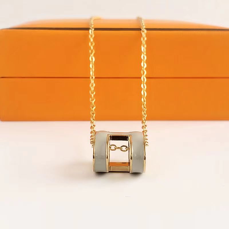 Designer Necklace Luxury love Pendant Necklaces for women 18K Gold Letter Necklace Luxury Design Jewelry Colorfast Hypoallergenic
Designer Necklace Luxury love Pendant Necklaces for women 18K Gold Letter Necklace Luxury Design Jewelry Colorfast Hypoallergenic