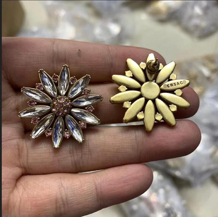 New Fashion Ear Stud Greece Meander pattern Medusa Portrait Sculpture pendent women men La Medusa Greca Hoop Earrings gold Designer Jewelry VerE-68
New Fashion Ear Stud Greece Meander pattern Medusa Portrait Sculpture pendent women men La Medusa Greca Hoop Earrings gold Designer Jewelry VerE-68
