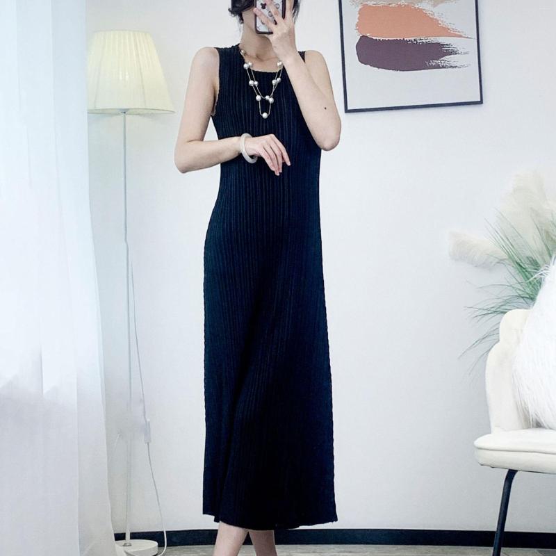 Casual Dresses 2023 Summer Sleeveless Round Neck Temperament Dress Women's Slim Split Designer's Advanced Simple Black, Beige
Casual Dresses 2023 Summer Sleeveless Round Neck Temperament Dress Women's Slim Split Designer's Advanced Simple Black, Beige