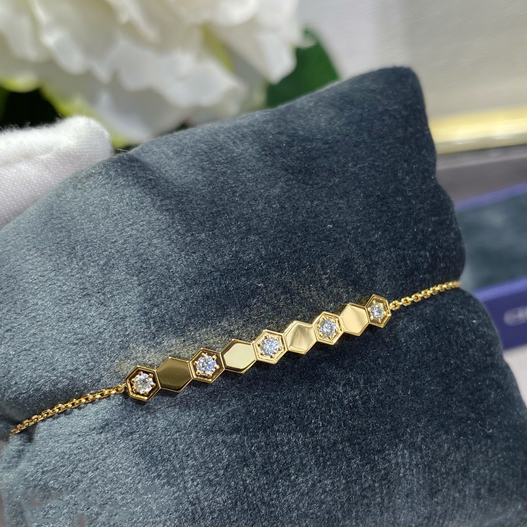 Designer Diamond Square Chain Bracelet, Simple And Generous Gold Bracelet For Women, Suitable For Parties
Designer Diamond Square Chain Bracelet, Simple And Generous Gold Bracelet For Women, Suitable For Parties