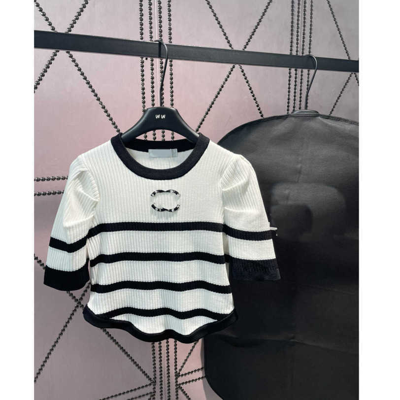23ss Womens Knits womens designer clothing Round neck Color matching short-sleeved sweater top High quality womens clothes a1
23ss Womens Knits womens designer clothing Round neck Color matching short-sleeved sweater top High quality womens clothes a1