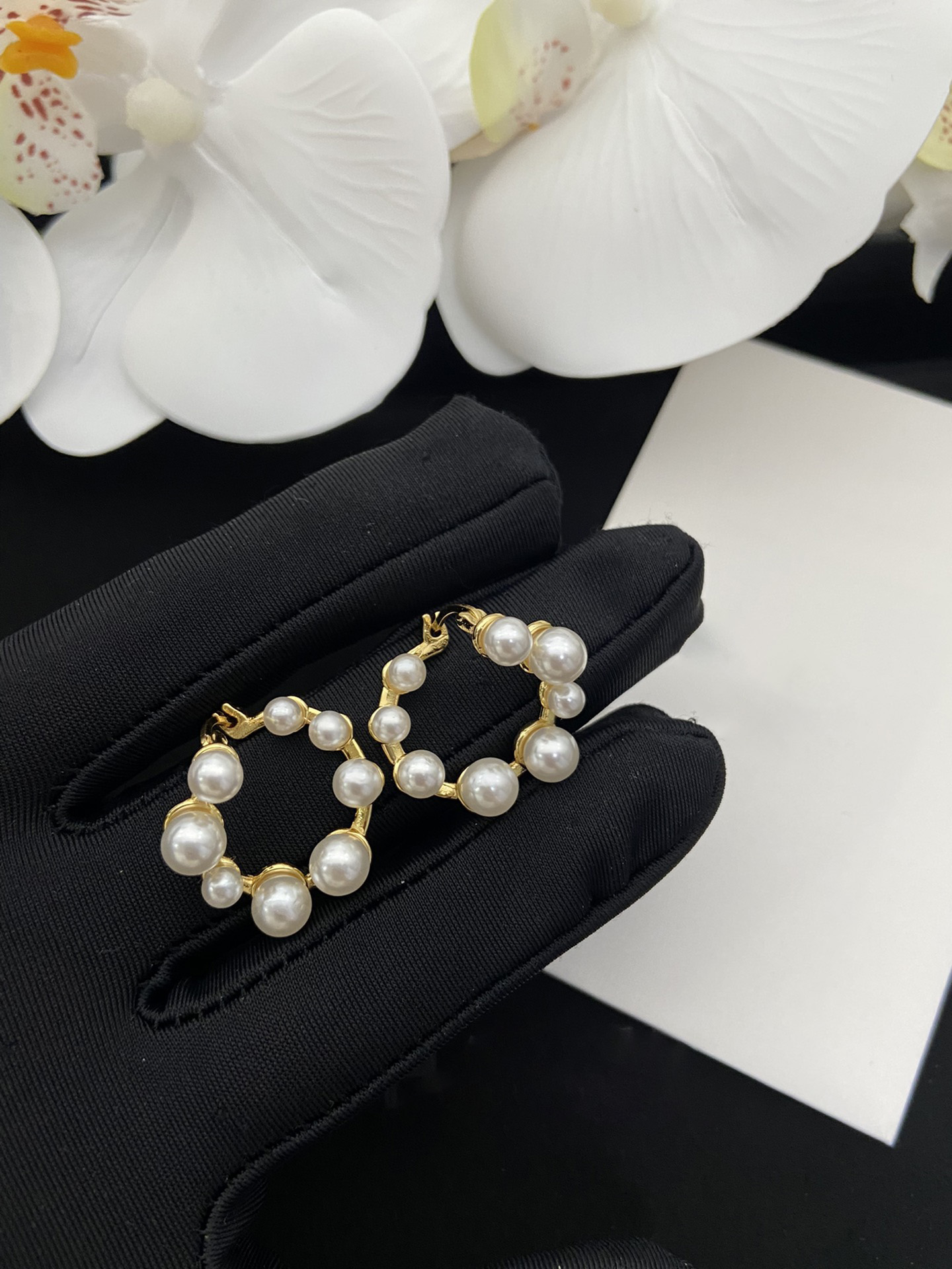 Women's simple pearl hoop earrings, new temperament luxury women's earrings, Christmas gift of choice
Women's simple pearl hoop earrings, new temperament luxury women's earrings, Christmas gift of choice