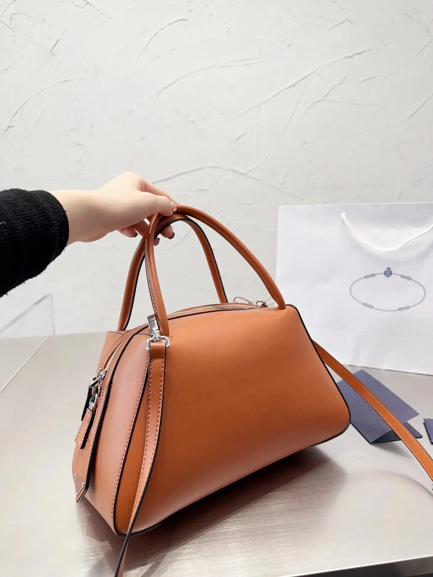 MT Designer Bag Hobo Women's Handbag Real Leather Classic Luxury Fashion Women's Retro Travel Bags Large Capacity Handbags Wallet Black
MT Designer Bag Hobo Women's Handbag Real Leather Classic Luxury Fashion Women's Retro Travel Bags Large Capacity Handbags Wallet Black
