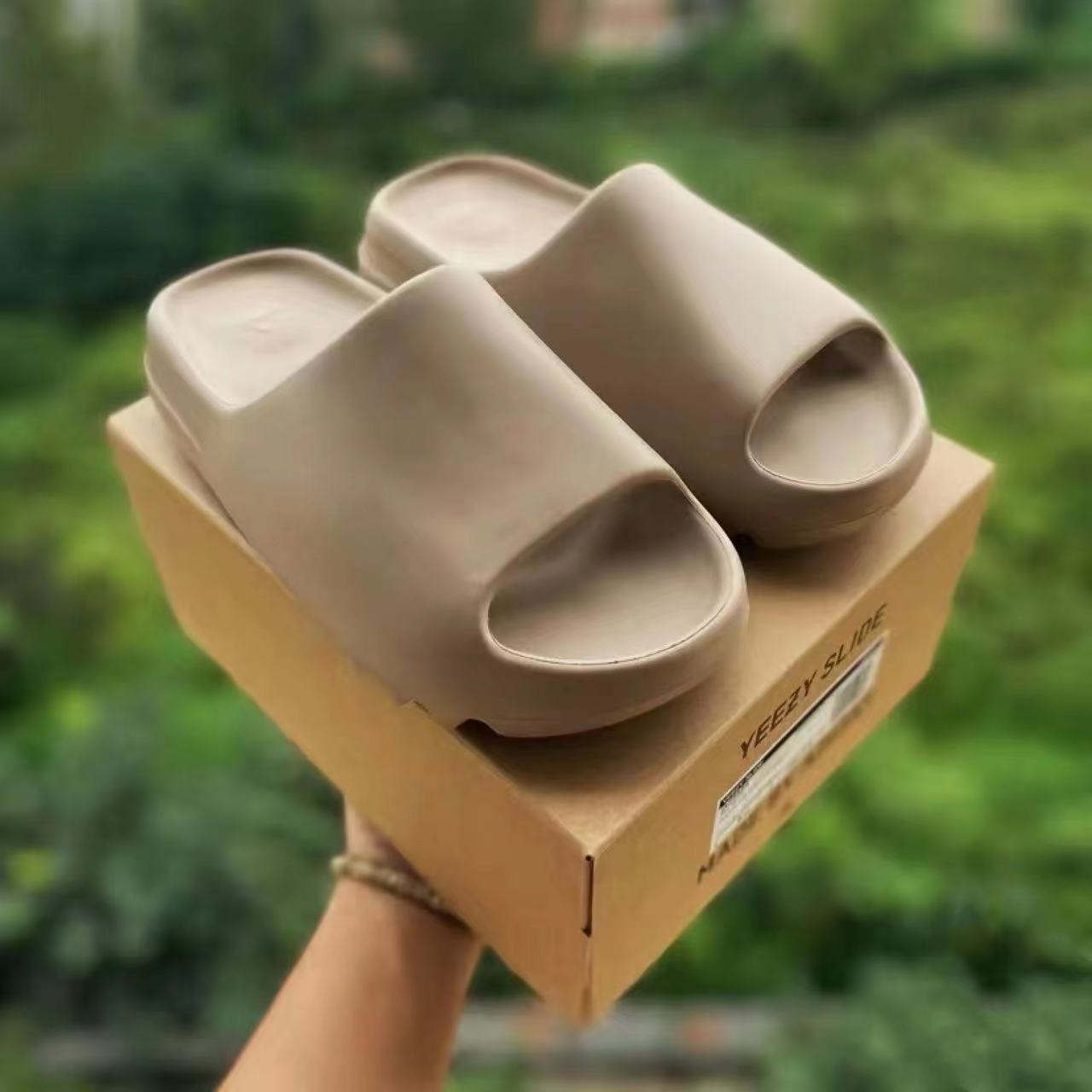 Wholesale Designers Slippers Trend Luxurys Sandals For Mens Womens Indoor Outdoor Soft Beach Shoes Embossed Letter Slipper Size 35-45, Khaki
Wholesale Designers Slippers Trend Luxurys Sandals For Mens Womens Indoor Outdoor Soft Beach Shoes Embossed Letter Slipper Size 35-45, Khaki