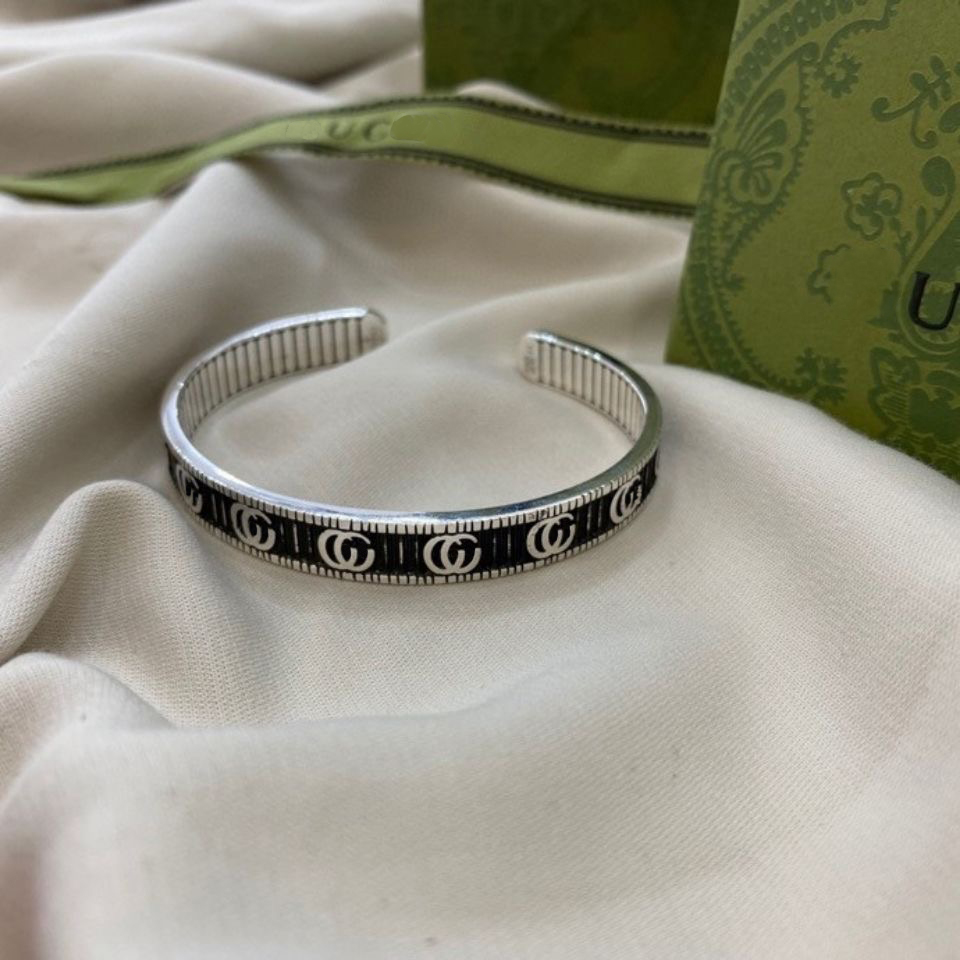Fashion designer bracelets classic couple bracelets cuff retro letters fashion versatile jewelry personalized custom holiday gifts
Fashion designer bracelets classic couple bracelets cuff retro letters fashion versatile jewelry personalized custom holiday gifts