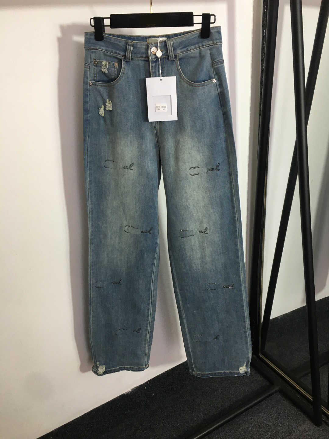 23ss designer women jeans Denim jeans Womens Pants Small fragrance hot drill letter high waist wide leg denim pants high quality womens clothing
23ss designer women jeans Denim jeans Womens Pants Small fragrance hot drill letter high waist wide leg denim pants high quality womens clothing