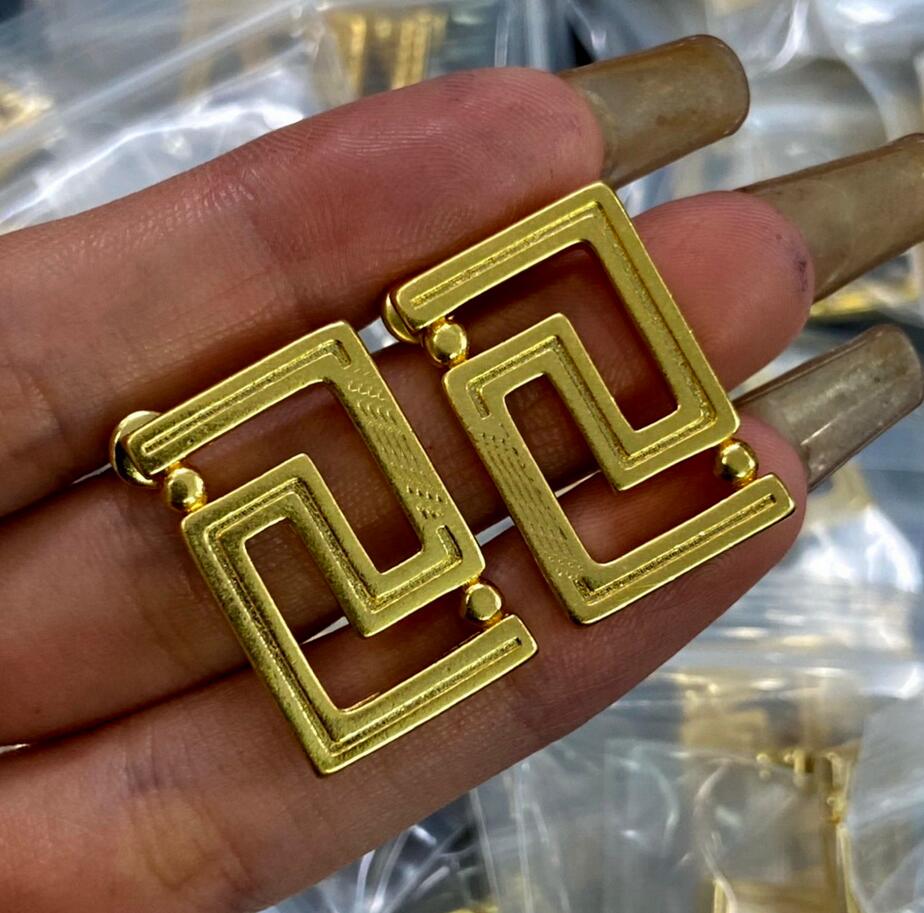 New Fashion Ear Stud Greece Meander pattern Medusa Portrait Sculpture pendent women men La Medusa Greca Hoop Earrings gold Designer Jewelry VerE-69
New Fashion Ear Stud Greece Meander pattern Medusa Portrait Sculpture pendent women men La Medusa Greca Hoop Earrings gold Designer Jewelry VerE-69