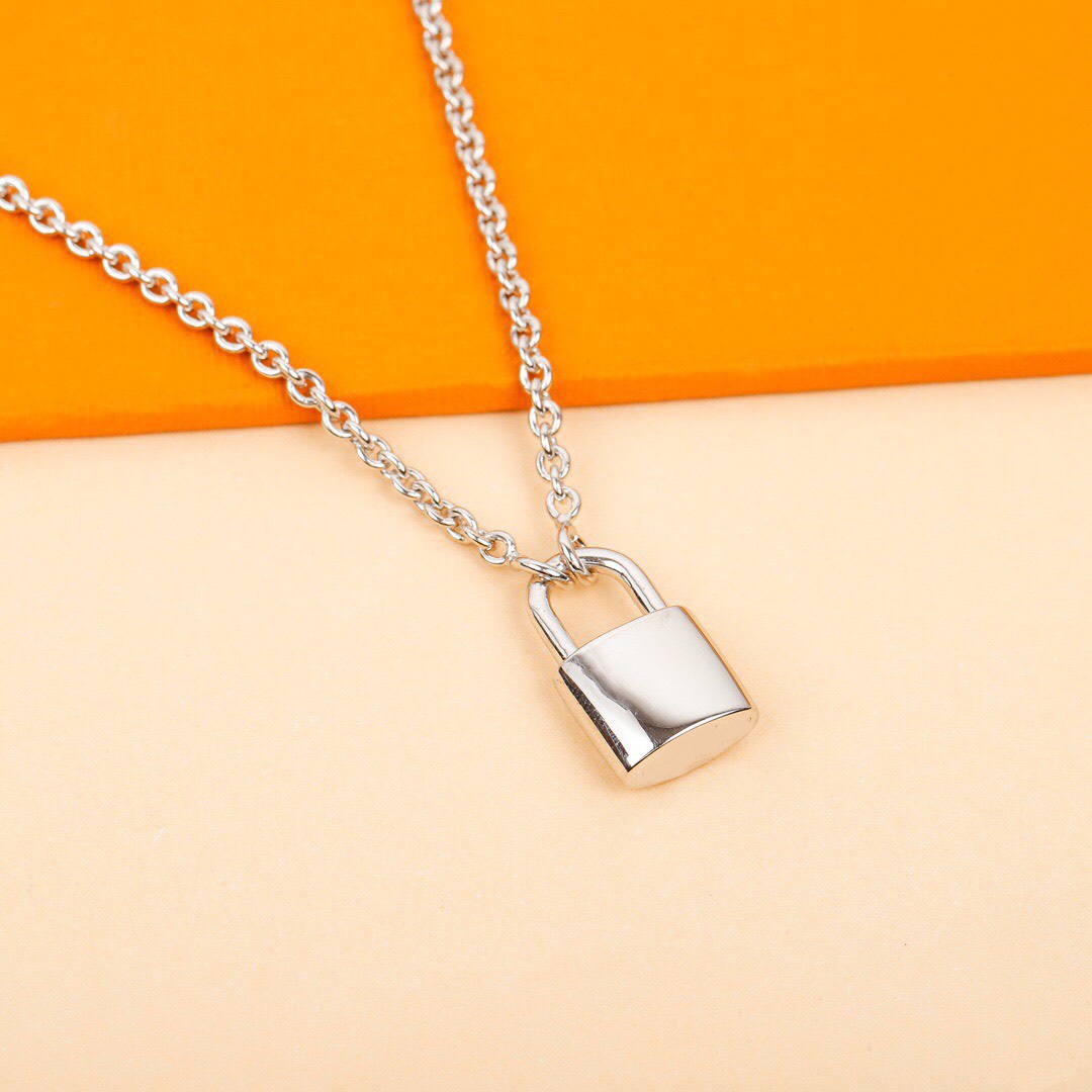 Designer jewellery Classic Luxury lock Pendant Necklaces Women 925 sliver Letter Necklace Luxury Design Jewelry Colorfast Hypoallergenic name pendant chain
Designer jewellery Classic Luxury lock Pendant Necklaces Women 925 sliver Letter Necklace Luxury Design Jewelry Colorfast Hypoallergenic name pendant chain