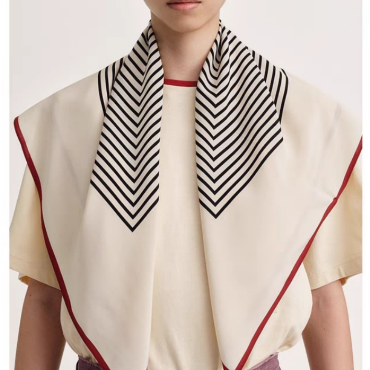 2023 Striped silk scarf 90cm large scarf mulberry silk shawl black and white fashionable simple scarf for women for Beach
2023 Striped silk scarf 90cm large scarf mulberry silk shawl black and white fashionable simple scarf for women for Beach
