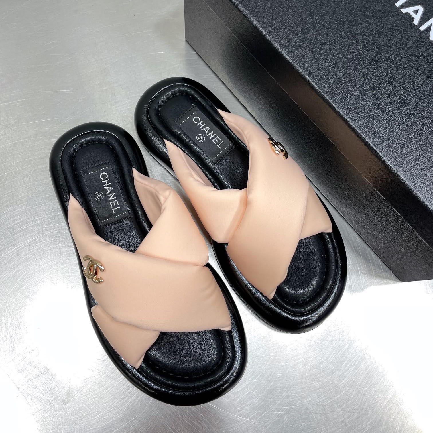 CHANEL Designer Slippers slides sandals Summer Flats Sexy real leather platform Shoes Ladies Beach Effortlessly Stylish Slides 2 Straps
CHANEL Designer Slippers slides sandals Summer Flats Sexy real leather platform Shoes Ladies Beach Effortlessly Stylish Slides 2 Straps